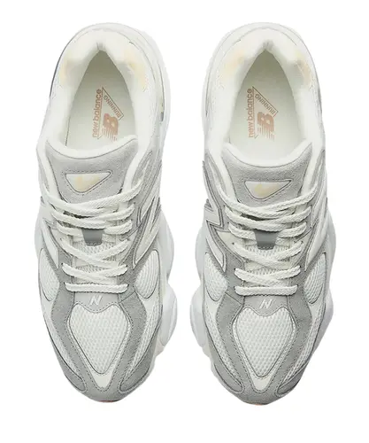 ニューバランススニーカー U9060AUB　9060 Tênis New Balance 9060 Cinza Branco Off White U9060AUB - Tênis New