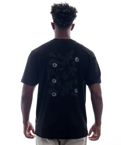 Camiseta Kayland Comfort Flores Texturizadas Preto