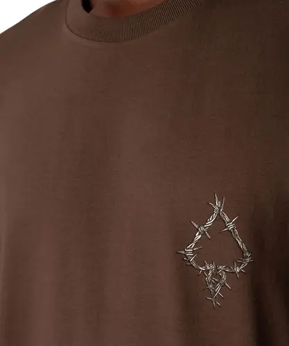 Camiseta MCD Regular Espada Arame Farpado Marrom Ruina