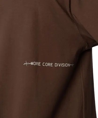 Camiseta MCD Regular Espada Arame Farpado Marrom Ruina