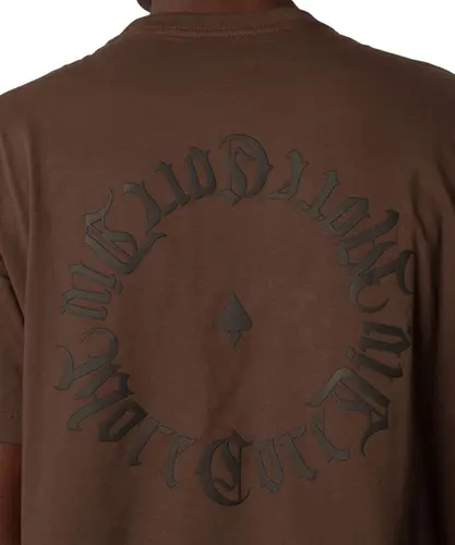 Camiseta MCD Regular Caligrafiti Relevo Marrom Ruina