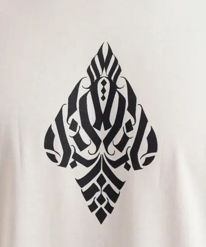 Camiseta MCD Regular Espada Caligrafiti Bege Poeira