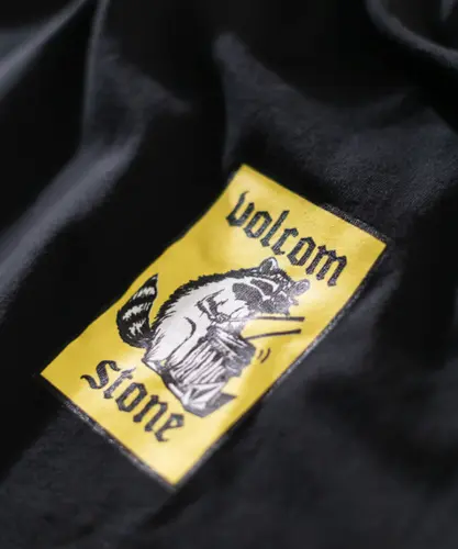 Camiseta Volcom Especial Comfort Fit Rockout Preto