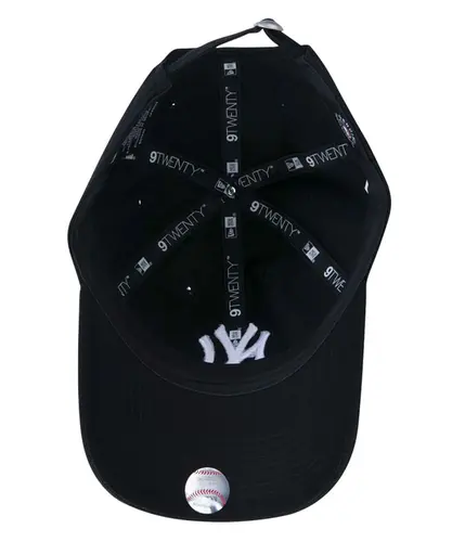 Boné New Era Feminino 9Twenty Strapback MLB New York Yankees Aba Curva Preto