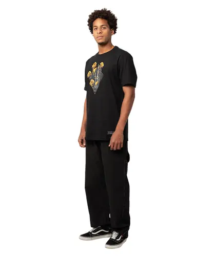 Camiseta Regular MCD Dourado Mão Caveira Preto