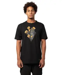 Camiseta Regular MCD Dourado Mão Caveira Preto